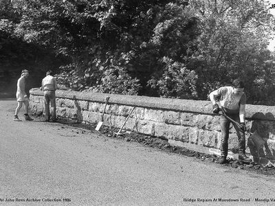 14th June 1986. Bridge drainage repairs at Maesdown Road / Mendip Vale